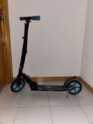 Patinete plegable azul y negro