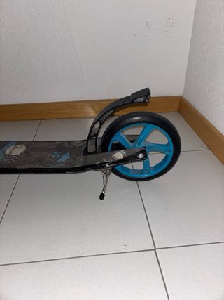 Patinete plegable azul y negro