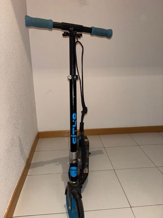 Patinete plegable azul y negro