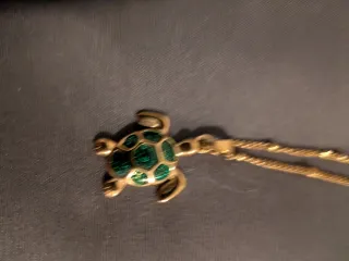 Collar de tortuga dorado y verde