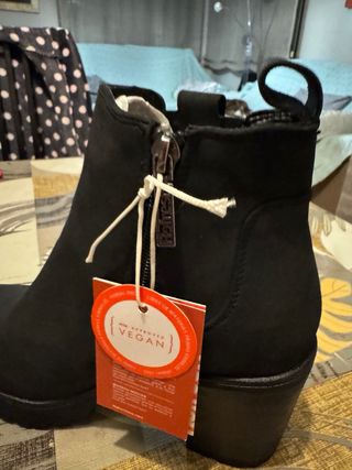 Botines negros con detalle R