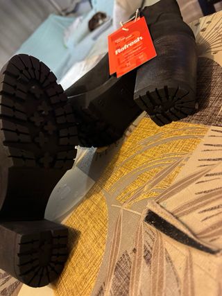 Botines negros con detalle R