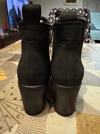 Botines negros con detalle R