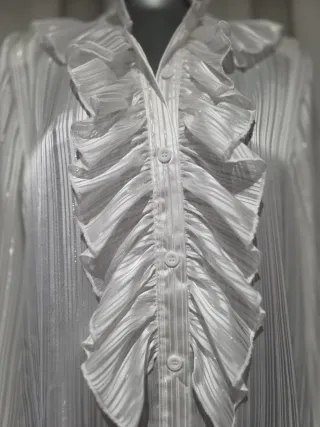 Blusa blanca con volantes y hilo brillante