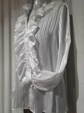 Blusa blanca con volantes y hilo brillante