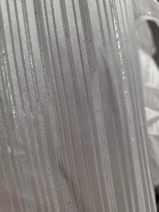 Blusa blanca con volantes y hilo brillante