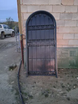 Puerta de hierro forjado con cerradura