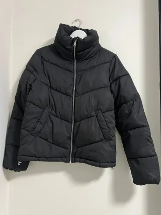 Chaqueta acolchada Stradivarius negra