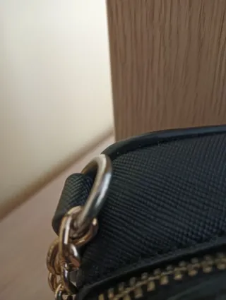 Bolso negro con cadena dorada