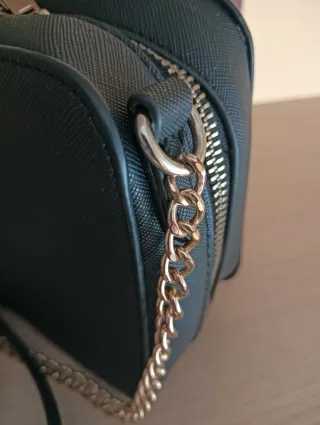 Bolso negro con cadena dorada