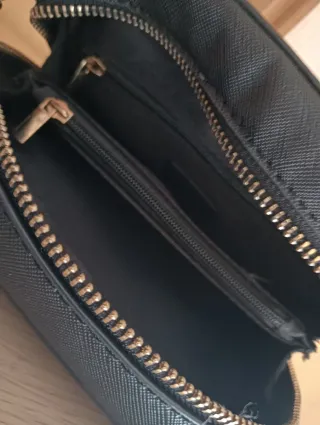 Bolso negro con cadena dorada