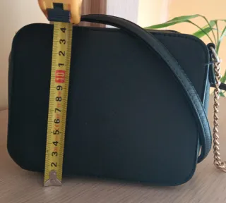 Bolso negro con cadena dorada