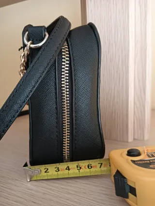 Bolso negro con cadena dorada