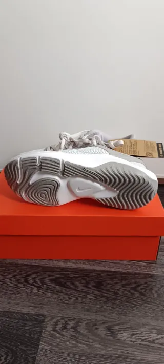 Zapatillas Nike grises y blancas