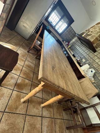 Mesa de comedor de madera rústica