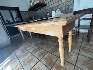 Mesa de comedor de madera rústica