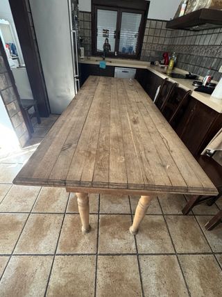 Mesa de comedor de madera rústica