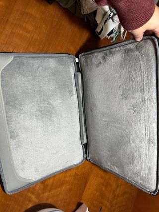 Funda portátil negra con cremallera