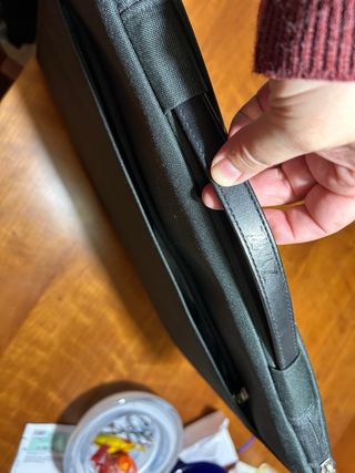 Funda portátil negra con cremallera