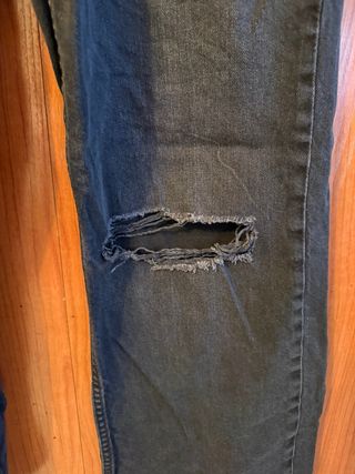 Pantalones Bershka rotos talla 40