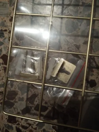 Colgador de pared dorado y transparente