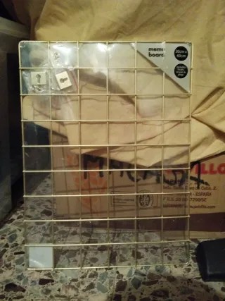 Colgador de pared dorado y transparente