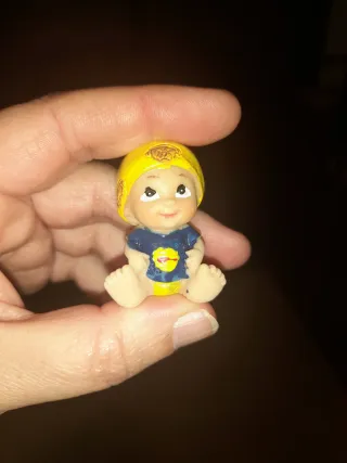 Muñeco bebé pelón amarillo y azul