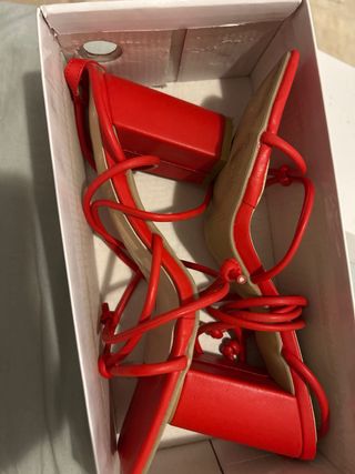 Tacones rojos de tiras