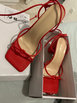 Tacones rojos de tiras