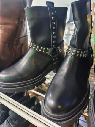 Botas Biker Negras Plataforma Tachuelas