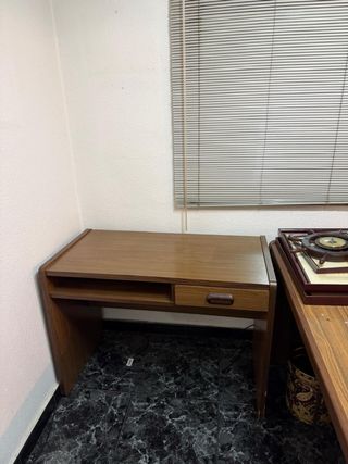 Escritorio de madera marrón