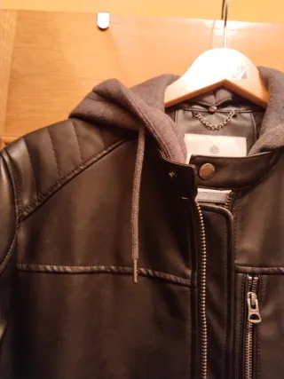 Cazadora de cuero con capucha