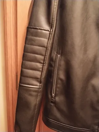 Cazadora de cuero con capucha