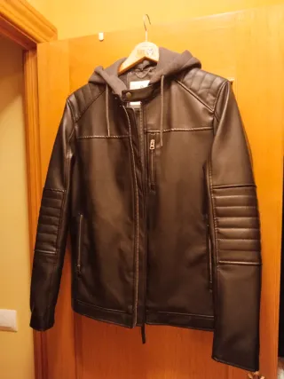 Cazadora de cuero con capucha