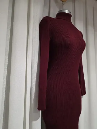 Vestido de punto rojo con abertura