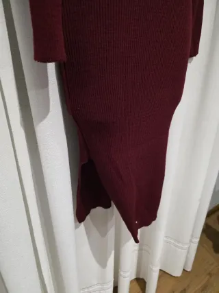 Vestido de punto rojo con abertura