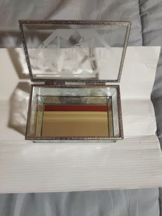 Joyería de cristal con diseño floral