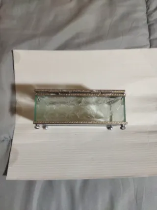 Joyería de cristal con diseño floral