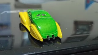 Macchinina Hot Wheels Swoop coupé J 345 anno 2006