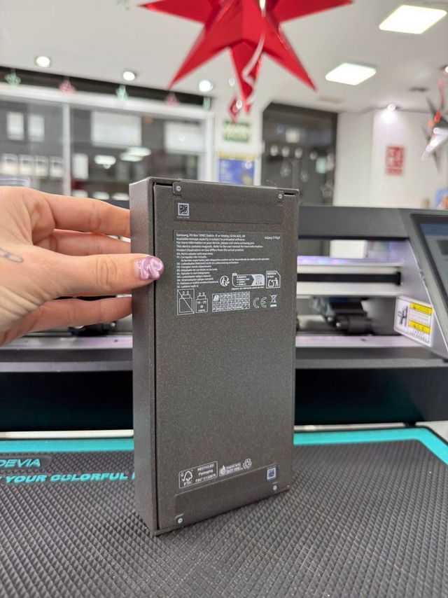 SAMSUNG Z Flip7 PRECINTADO