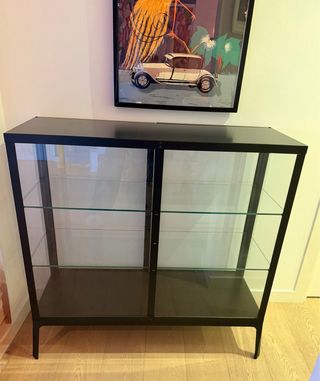 Vitrina con puertas de cristal, color antracita.