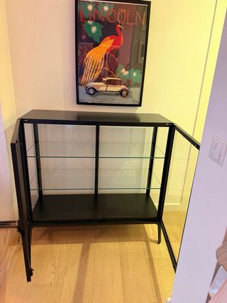 Vitrina con puertas de cristal, color antracita.