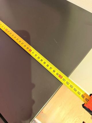 Vitrina con puertas de cristal, color antracita.