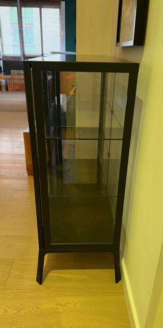 Vitrina con puertas de cristal, color antracita.