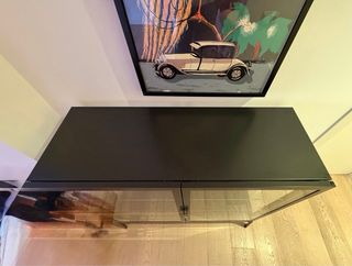 Vitrina con puertas de cristal, color antracita.