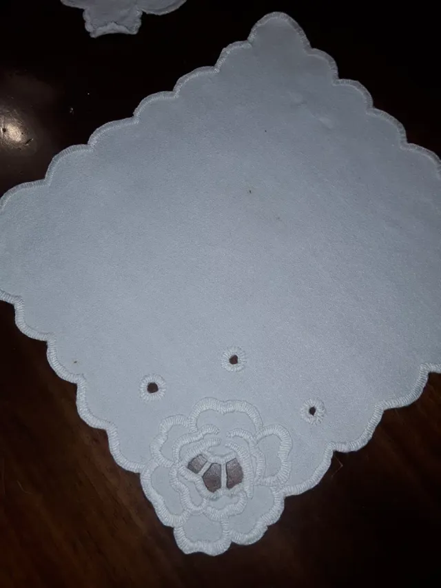 4 Tapetes Festoneados Y Bordados