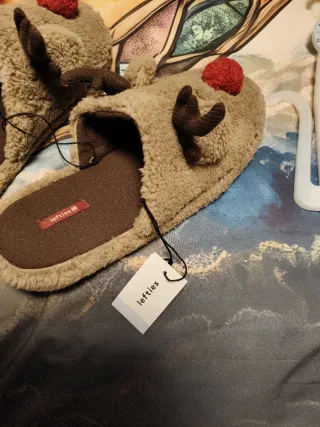 Zapatillas de reno marrones y rojas