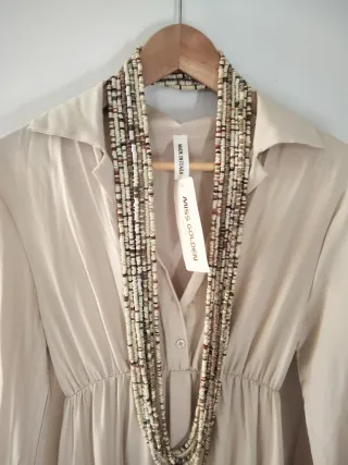 Vestido largo beige con collar