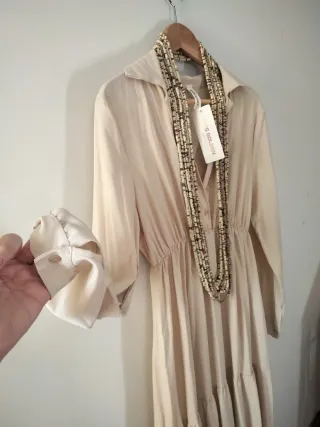 Vestido largo beige con collar