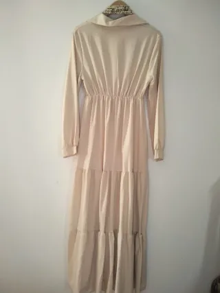 Vestido largo beige con collar